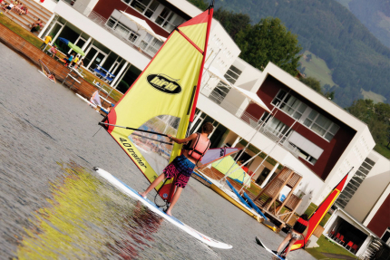 Wassersportschule – Windsurfen beim Sporthotel ROYAL X am Millstätter See in Kärnten